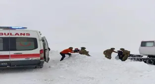 Mehmetçik, Kars'ta kardan kapanan yollar nedeniyle ulaşılamayan hasta çocukları sağlık ekiplerine teslim etti