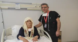 Otuz yıl ertelediği guatr ameliyatında 2 kiloya yakın kitle çıkarıldı