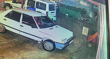 Park halindeyken kısa devre yapan otomobil dükkana çarptı