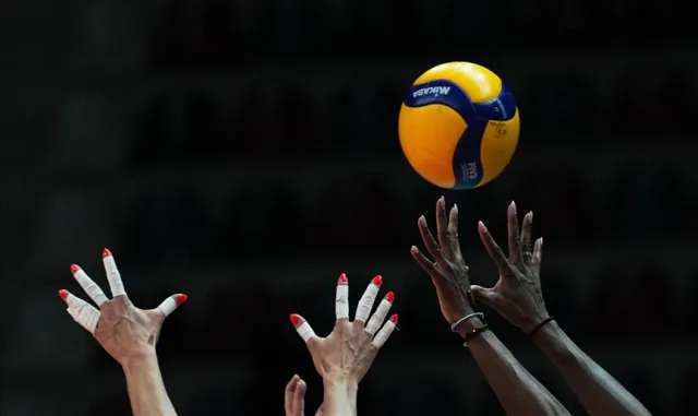 Sivas Şehit Adnan Saka Ortaokulu voleybol takımının şampiyonluk sevinci