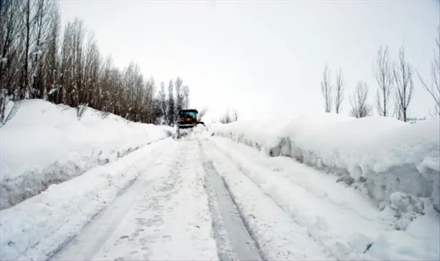 Sivas'ta kar nedeniyle 396 köy yolunda ulaşım sağlanamıyor