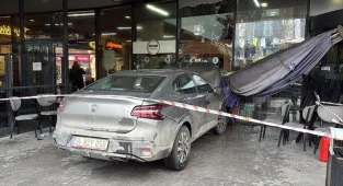 Tekirdağ'da otomobil alışveriş merkezine girdi