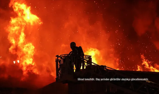 Ümraniye'de gecekonduda çıkan ve yanındaki eve sıçrayan yangın söndürüldü