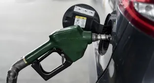ABD'de ortalama benzin fiyatı 2022'den bu yana ilk kez 4 doların üzerine çıktı