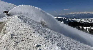 Ardahan'da ekiplerin karla mücadele çalışması sürüyor