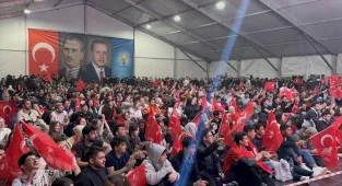 Eskişehir'de Türkiye-Romanya maçı parka kurulan dev ekrandan izlendi