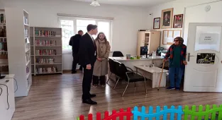 Güdül Kaymakamı Akar'dan halk kütüphanesine ziyaret