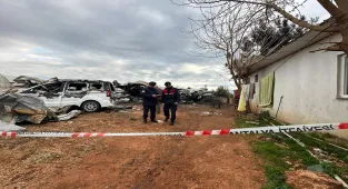 GÜNCELLEME - Antalya'da bir konteynerde çıkan yangında 5'i çocuk 6 kişi öldü