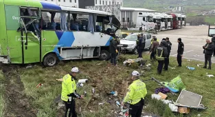 GÜNCELLEME - Samsun'da öğrencilerin bulunduğu midibüsün devrilmesi sonucu 11 kişi yaralandı