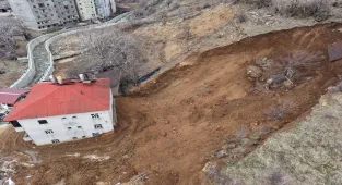Hakkari'de heyelan bir eve zarar verdi