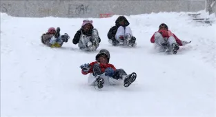 İsrail'in saldırılar düzenlediği Lübnan'da güvenlik gerekçesiyle eğitime ara verildi