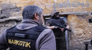 İzmir'de narkotik köpeğinin tepki verdiği araçta 10 kilogram uyuşturucu bulundu