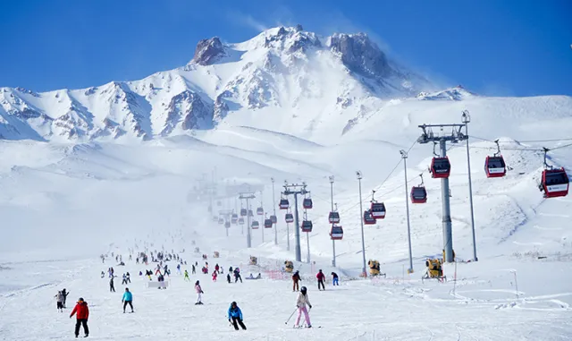 Kanoyla suda değil, Erciyes'te kar üzerinde süzüldüler