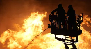 Katar, dün füzelerle vurulan ve sıvılaştırılmış gaz tesislerini barındıran Ras Laffan Sanayi Bölgesi’ne İran tarafından yeniden saldırı düzenlendiğini ve yangın çıktığını açıkladı