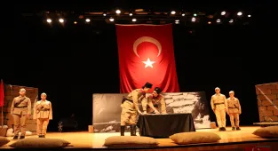 Kayseri'de Son Nefes Çanakkale tiyatro oyunu öğrenciler tarafından sahnelendi