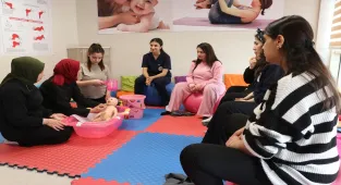 Siirt'te anne adayları gebe okulundaki eğitimlerle normal doğuma teşvik ediliyor