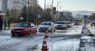 Sivas'ta patlayan ana su borusu trafiği aksattı 