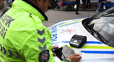 Trafikte otobüsü durdurup otomobilinden indi! Sürücüye 182 bin lira ceza