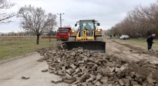 Ulaş'ta yol yapım çalışmaları devam ediyor