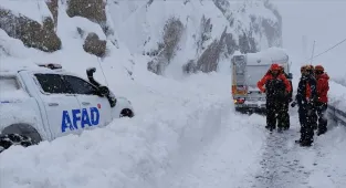 Yüksekova-Dağlıca kara yolu çığ nedeniyle kapandı