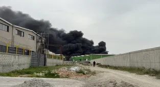 Adana'da geri dönüşüm tesisinde çıkan yangına müdahale ediliyor