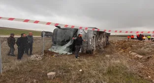 Aksaray'da tur otobüsünün devrilmesi sonucu 15 kişi yaralandı