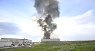 Ankara'da mobilya deposunda çıkan yangına müdahale ediliyor