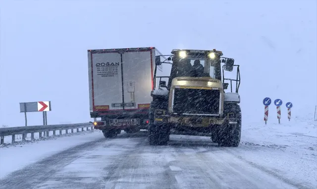 Ardahan-Şavşat kara yolu tır geçişine açıldı