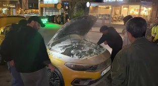 Bakırköy'de seyir halindeki takside çıkan yangın söndürüldü