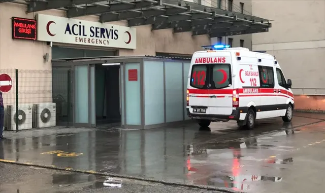 Beyoğlu'nda 3 kişi karbonmonoksit zehirlenmesi şüphesiyle hastaneye kaldırıldı