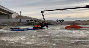 Bursa'da dereden geçirilmeye çalışılan traktör devrilince suda mahsur kalan 10 işçi kurtarıldı