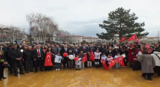 CHP Sivas İl Başkanlığı Atatürk Anıtı'na çelenk bıraktı