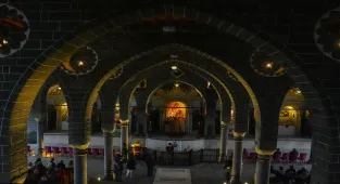 Diyarbakır'da Paskalya Bayramı tarihi kilisede kutlandı