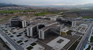 Erzurum Şehir Hastanesi'nde tedavi gören çocuklara 23 Nisan eğlencesi yapıldı