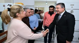 Eskişehir Valisi Yılmaz, depremzede aileyi ziyaret etti