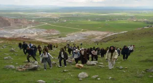 Fotoğraf tutkunları ve doğaseverler Muş'ta açan ters laleleri görüntüledi