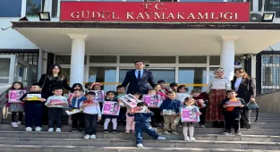 Güdül'de anaokulu öğrencileri, Kaymakam Naim Akar'ı ziyaret etti