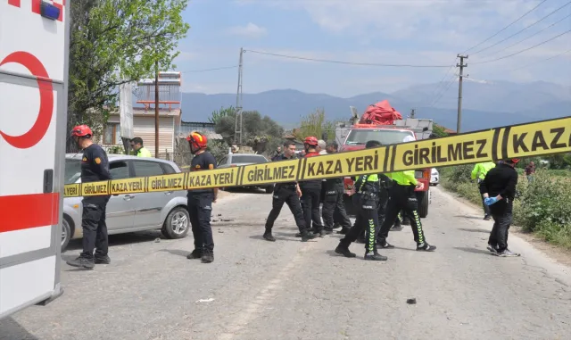 GÜNCELLEME - İzmir'de zincirleme trafik kazasında 2 kişi öldü, 2 kişi yaralandı