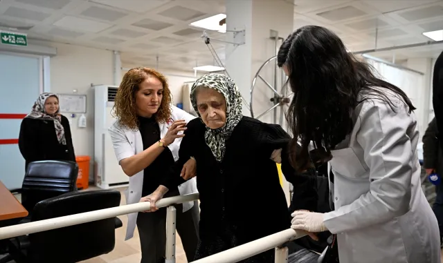 İstanbul'da 88 yaşındaki felçli hasta erken rehabilitasyonla sağlığına kavuştu