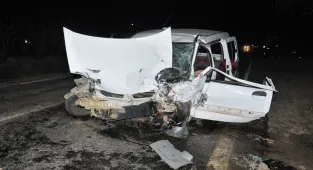 İzmir'de hafif ticari araç, otomobil ve traktörün karıştığı kazada 4 kişi yaralandı