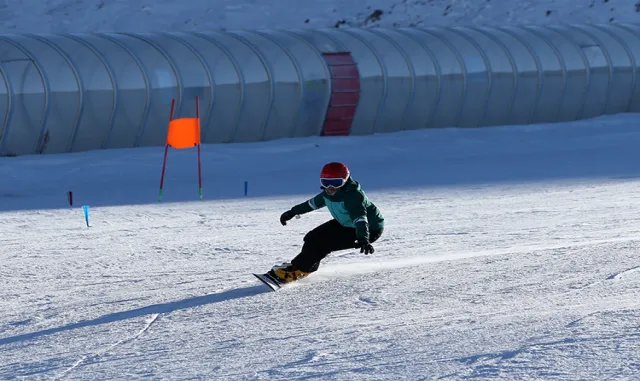 Kars'ta kayak, snowboard, antrenörlük ve kayak öğreticiliği kursu başladı