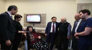 Kayseri Valisi Çiçek, hastanede tedavi gören şehit annesini ziyaret etti