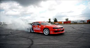 Mersin'de düğün konvoyunda otomobiliyle drift yapan sürücü yakalandı