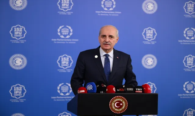 TBMM Başkanı Kurtulmuş: Maalesef bugün Kahramanmaraş'ta bir okulda son derece acı, üzüntülü bir olayın haberini aldık. İçimiz kan ağlıyor. Milletimizin başı sağ olsun.
