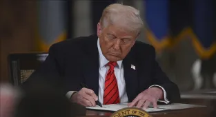 Trump, İran'ın Hürmüz Boğazı'nı geçişlere tamamen açtığını belirtti