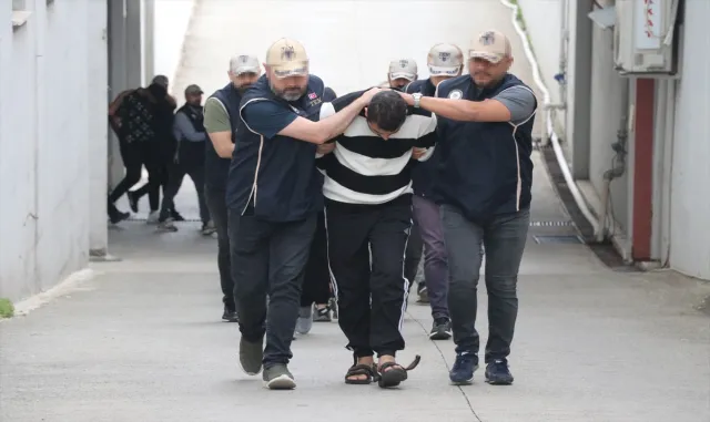 Adana'da terör örgütü DEAŞ'a yönelik operasyonda yakalanan 16 zanlıdan 6'sı tutuklandı