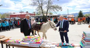 Almanya'dan Erzincan'a gelen gurbetçi, eşek sırtındaki kitap ve kırtasiye malzemelerini öğrencilere dağıttı