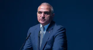 Bakan Ersoy, Barış Manço'nun oğlu Doğukan Manço ile AKM'de bir araya geldi