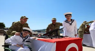 Çanakkale'de engelli gençler üniforma giyip bir günlüğüne temsili asker oldu