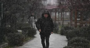 Domaniç Dağları'nda kar yağışı ulaşımda aksamalara neden oluyor 